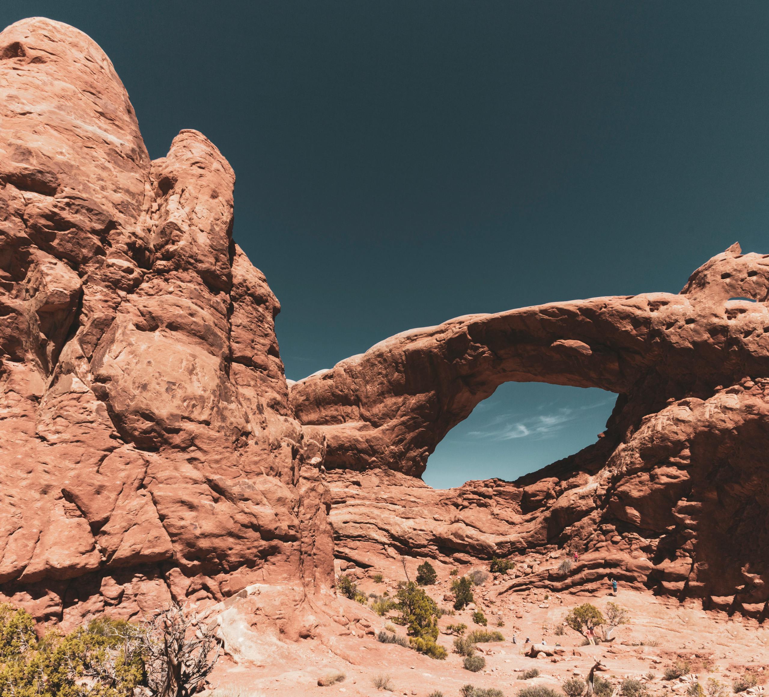 Stunning view of a natural arch and red rock formations in Arches National Park, Utah.